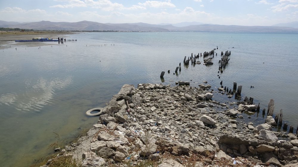 Van
Gölü’nde suyun çekilmesi ile yüz yıllık iskele ortaya çıktı - 7