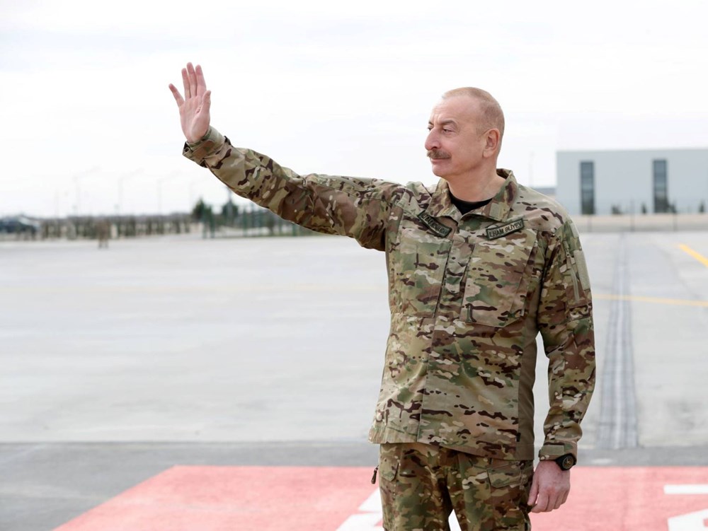Aliyev ve Selçuk Bayraktar'dan Azerbaycan Hava Kuvvetleri'ne ziyaret: Akıncı TİHA'ların uçuşunu izlediler