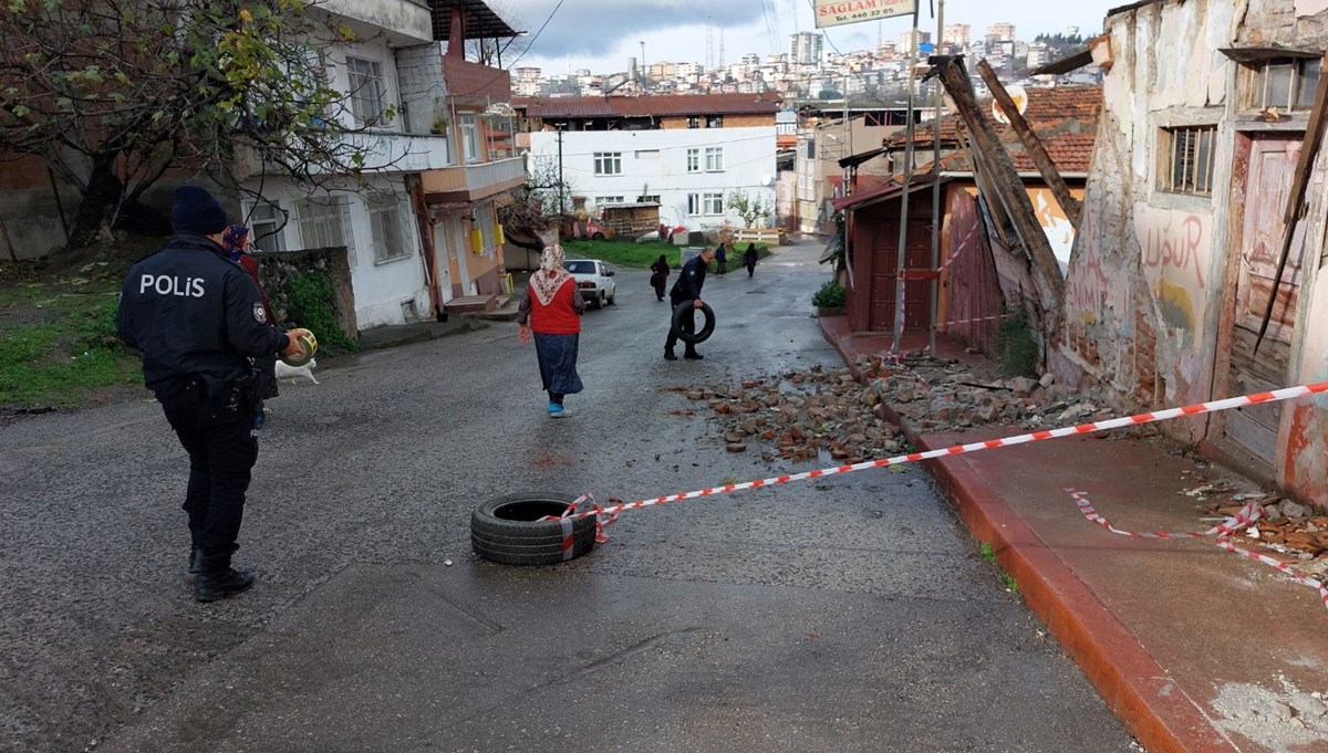 Fırtına metruk binanın duvarını yıktı Fırtına metruk binanın duvarını yıktı
