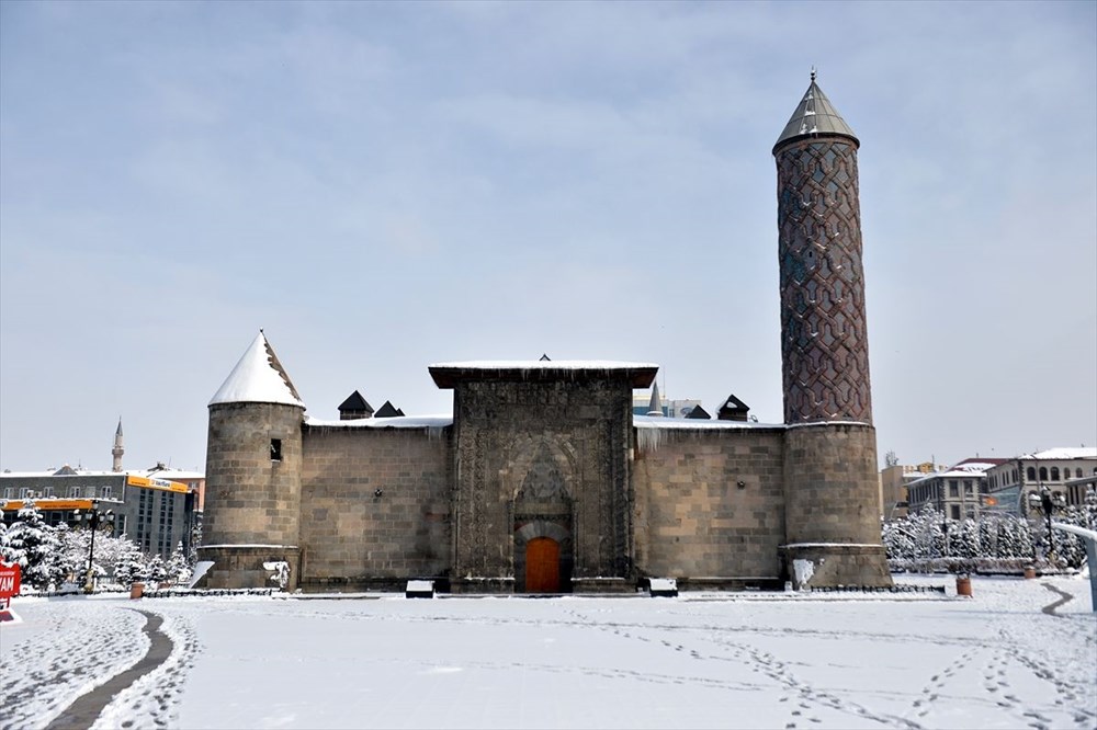 Doğu'nun "kış cenneti" Erzurum gündüz bembeyaz, gece ise ışıl ışıl - 23