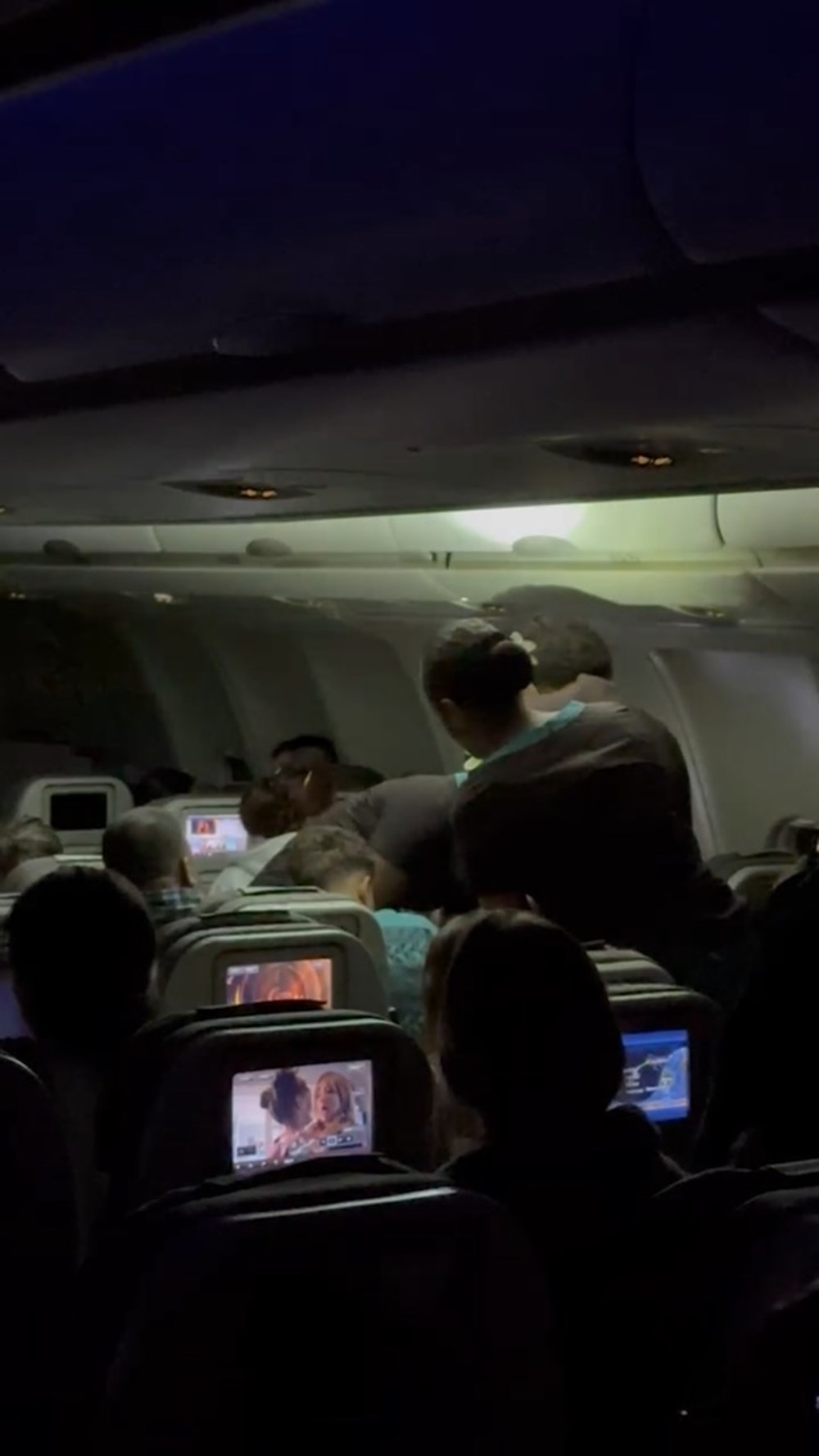 Uçakta skandal olay! Sinir krizi geçiren yolcunun ağzını bantladılar - 4