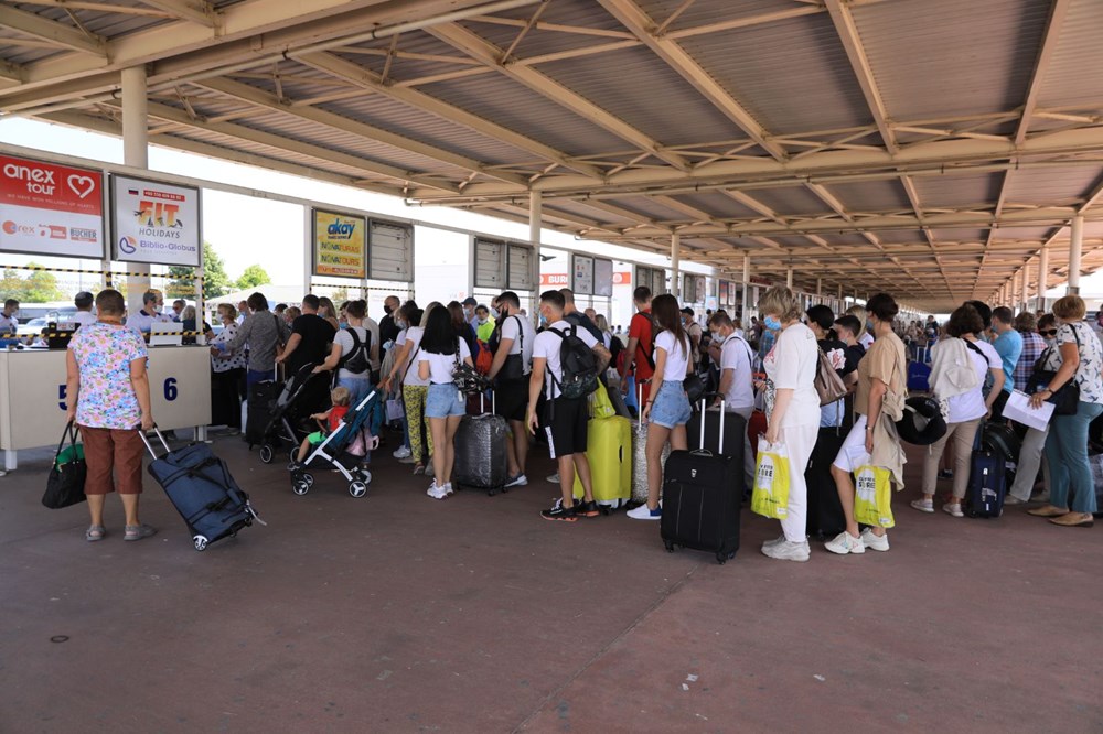 Antalya'ya iki günde 35 bin Rus turist geldi - 4