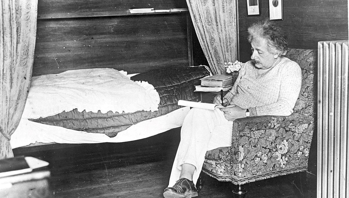 Albert Einstein yazdı: Tanrı'nın evreni yaratmadığını savunduğu mektup 125 bin dolara satışta (Einstein kimdir?) Albert Einstein yazdı: Tanrı'nın evreni yaratmadığını savunduğu mektup 125 bin dolara satışta (Einstein kimdir?)