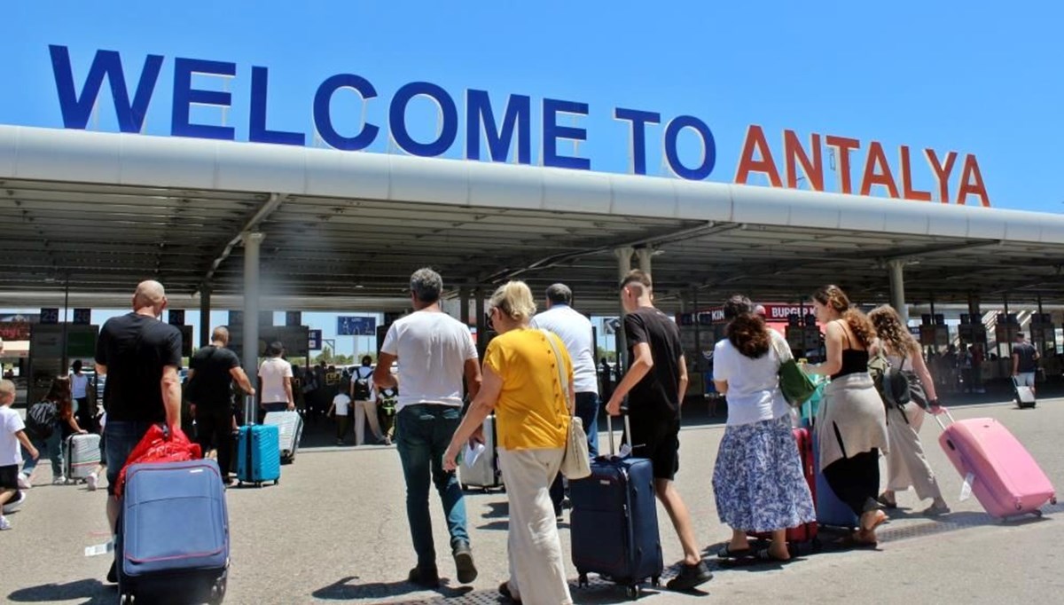 Antalya'ya hava yoluyla gelen turist sayısı 9 milyonu aştı