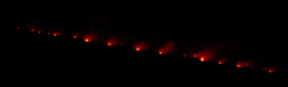 17 Mayıs 1994'te çekilen fotoğrafta, 21 parçaya ayrılmış Comet Shoemaker–Levy 9 kuyruklu yıldızı görülüyor (Büyütmek için tıklayın).