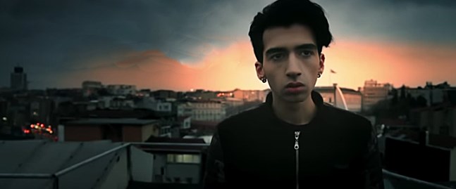 Çağatay Akman'ın, 'Gece Gölgenin Rahatına Bak' şarkısı kaldırıldı | NTV