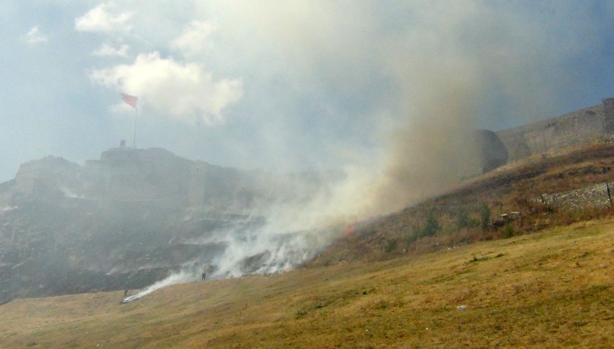 Kars Kalesi’nin eteklerinde korkutan anız yangını