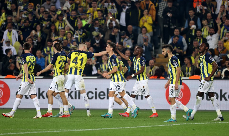 Fenerbahçe'nin göztepe karşsındaki 2. golünü penaltıdan Arda Güler attı. 