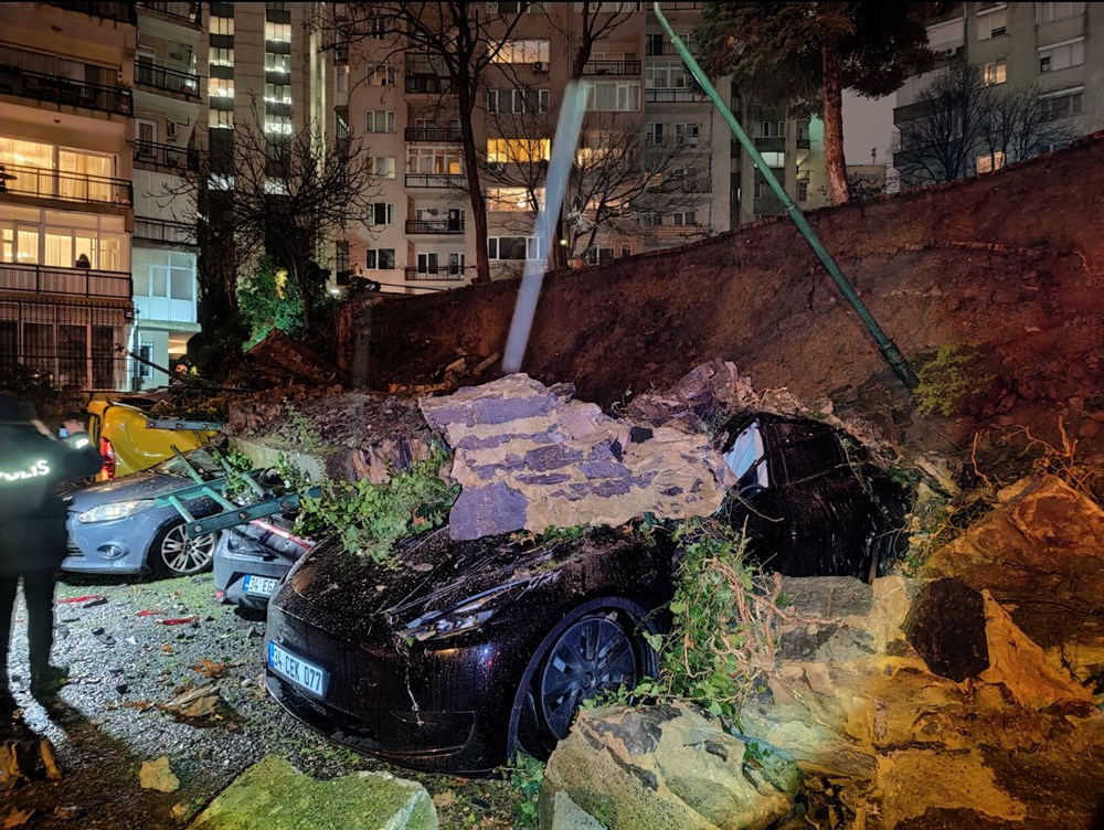 Beşiktaş'ta istinat duvarı, park halindeki 8 aracın üzerine devrildi - 6