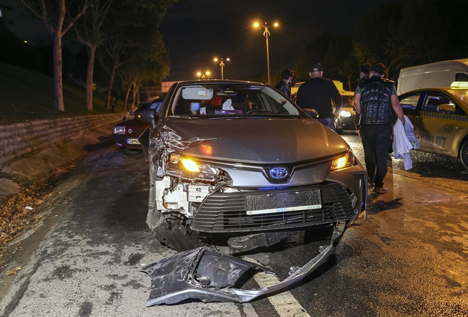 Makas atarken zincirleme kazaya neden oldular: 5 yaralı - 2