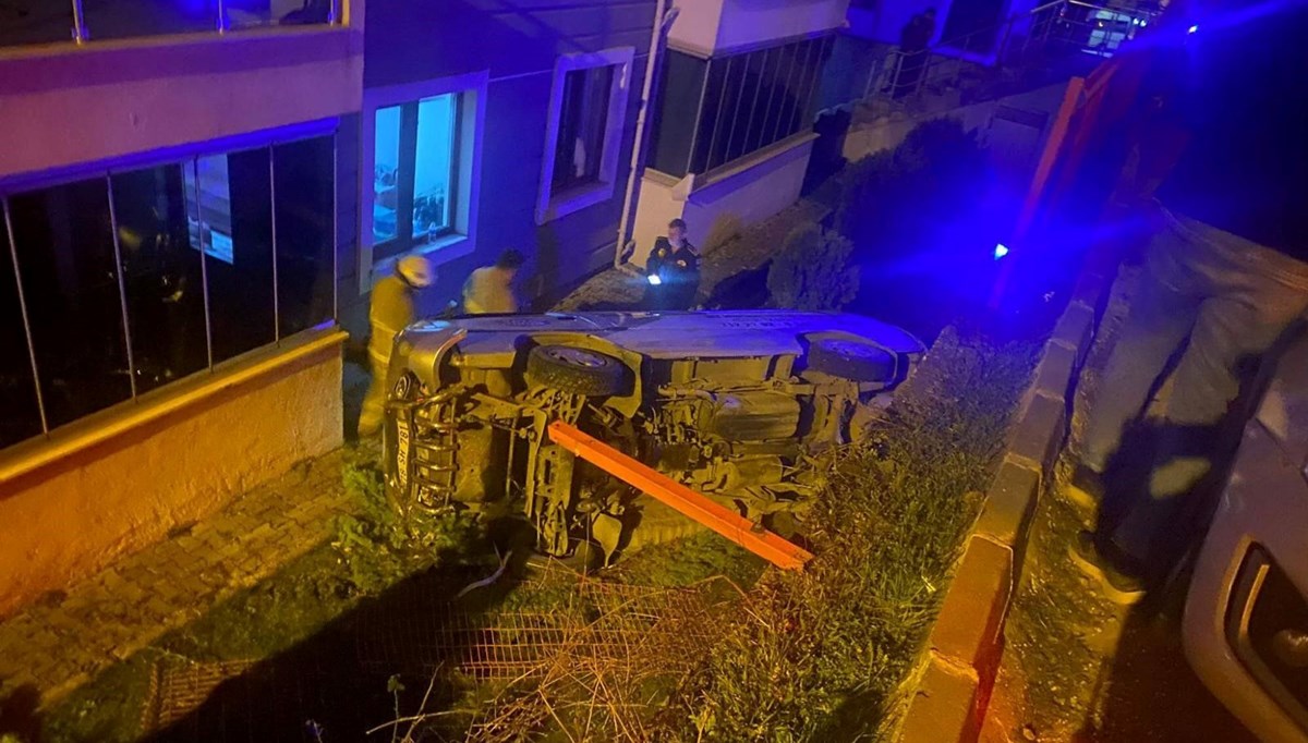 Sitenin bahçesine uçan araçtaki 3 kişi yaralandı Sitenin bahçesine uçan araçtaki 3 kişi yaralandı