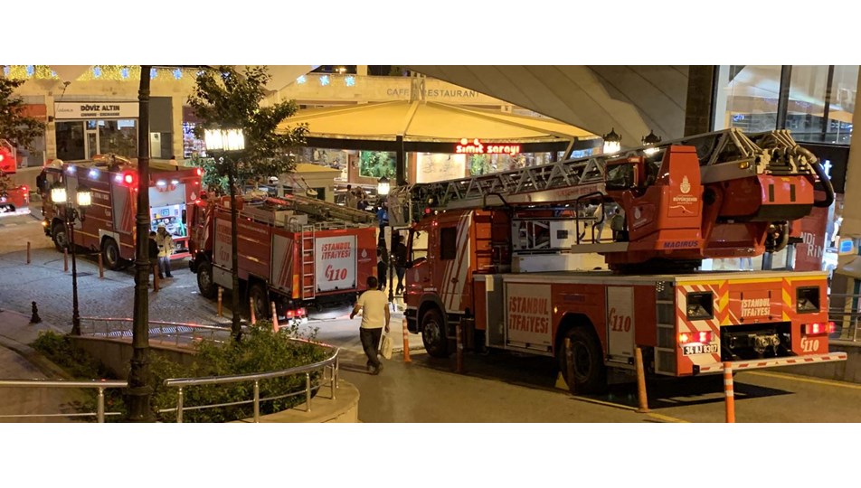 Pendik'te alışveriş merkezinde yangın