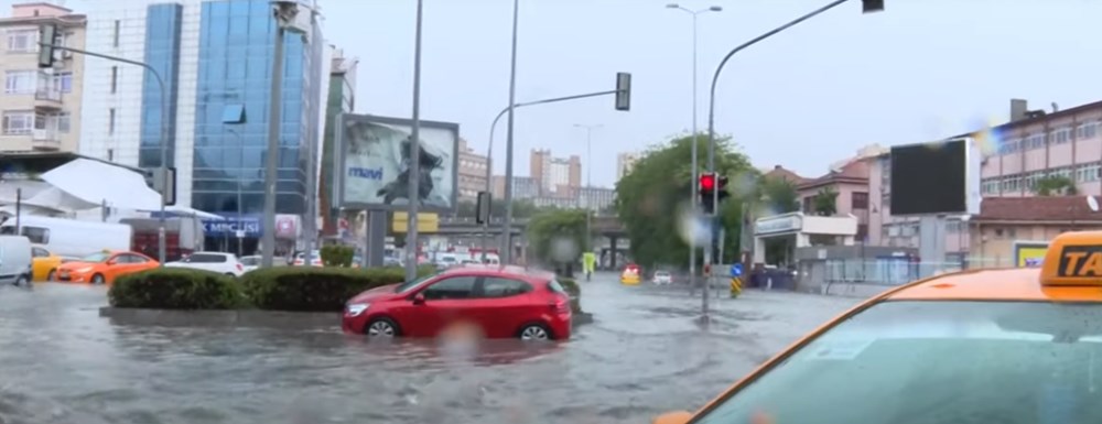 Ankara'da şiddetli yağış: Caddeler göle döndü, araçlar sürüklendi - 4