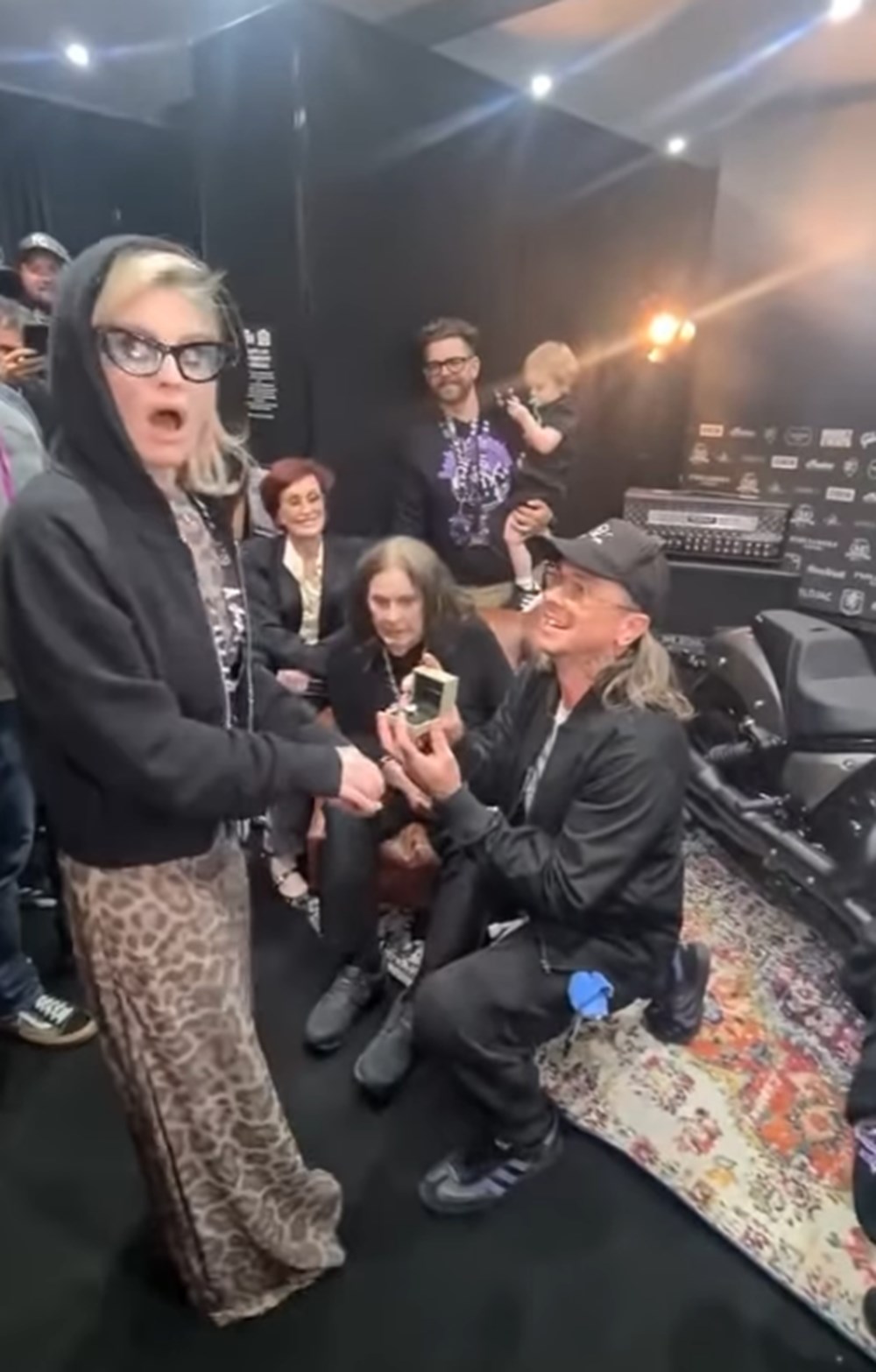 Ozzy Osbourne'un veda gecesinde, kızı evlilik teklifi aldı - 3