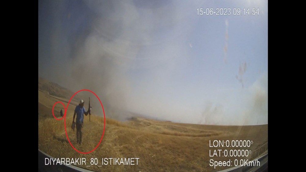 Diyarbakır’dakiarazi katliamından aylar sonra yeni görüntüler: Ellerinde silahlarla yaralılarınyerini gösterdiler - 4