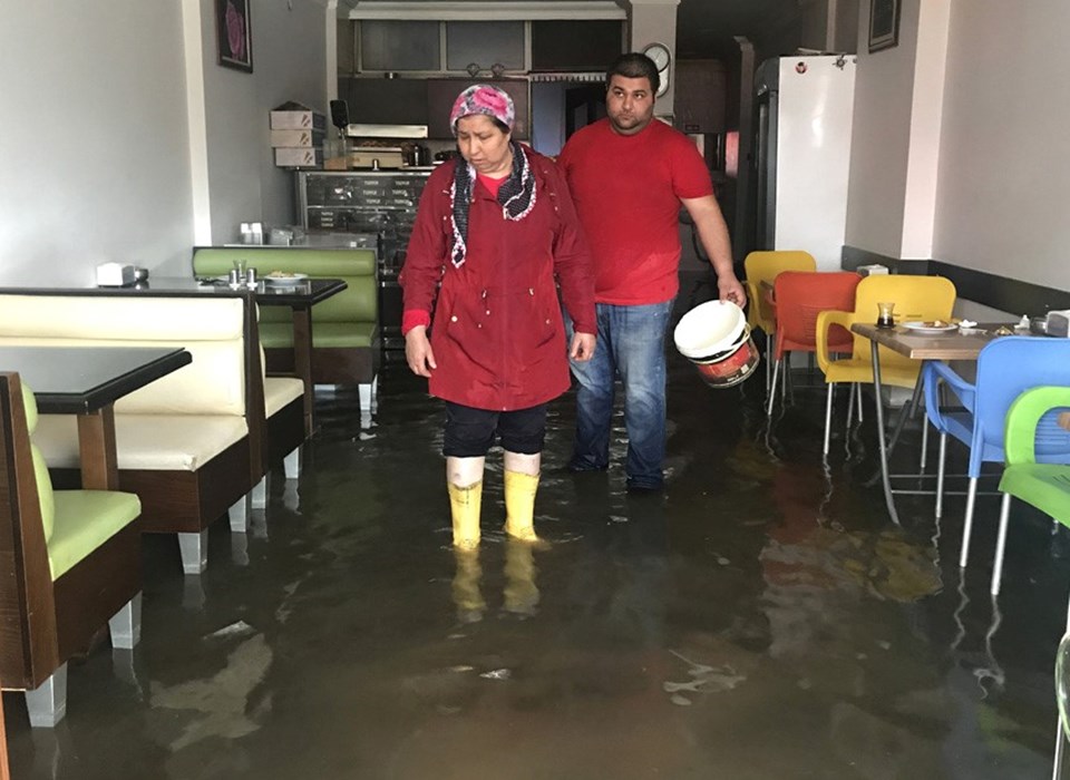 İzmir'de kuvvetli yağış hayatı olumsuz etkiledi - 1