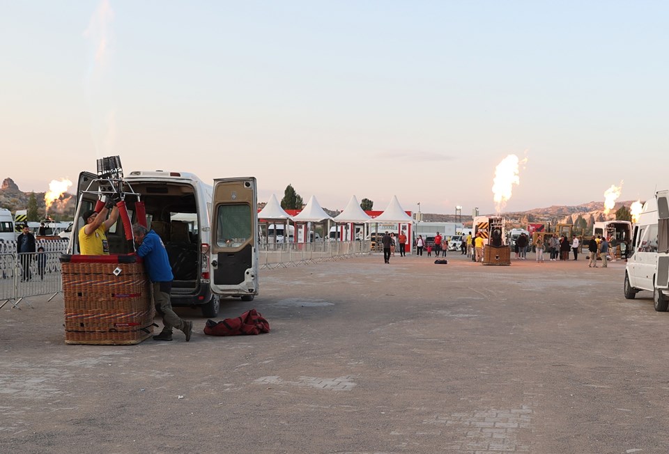 Kapadokya'da figürlü balonların gösteri uçuşuna "rüzgar" engeli - 1