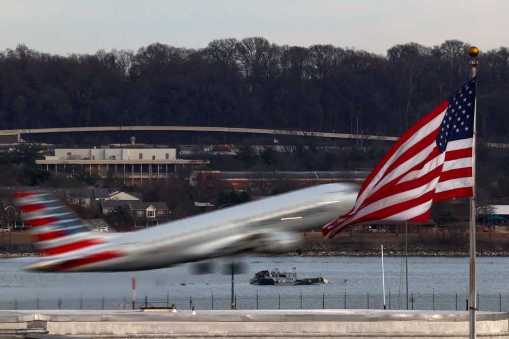 ABD’deki uçak kazasının ön raporu açıklandı: 4 kişinin işini 2 kişi yapıyormuş! 24 saat önce acil iniş olmuş! - 1