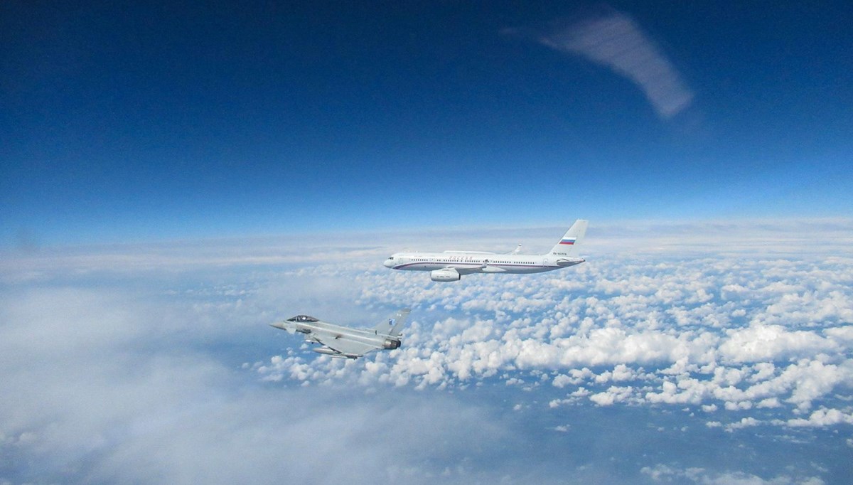 Havada tehlikeli yakınlaşma (İngiliz savaş uçakları Rus uçağını engelledi)