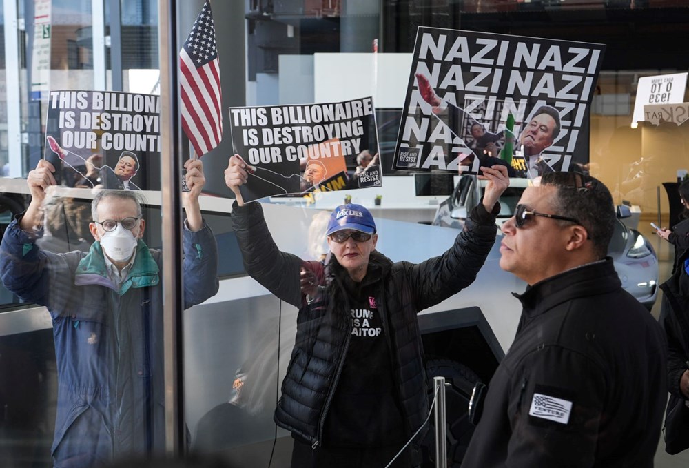 SpaceX ve Tesla önünde Elon Musk protestosu: Trump yönetimindeki rolüne tepki - 1