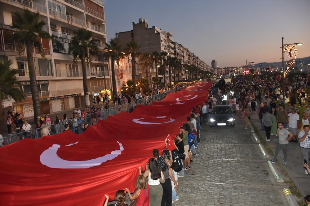 İzmir’de kurtuluş günü coşkusu: Tarkan konserine yüz binlerce kişi akın etti - 26