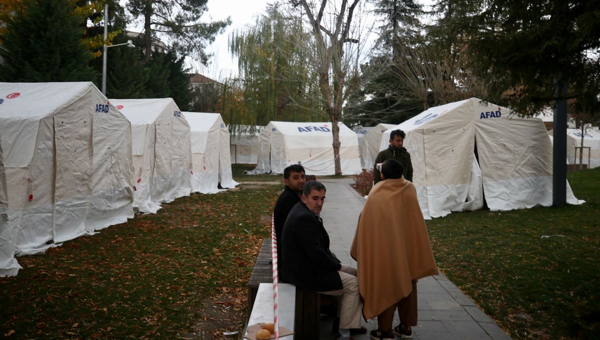 Düzce'de 'artçı' korkusu Düzce'de 'artçı' korkusu