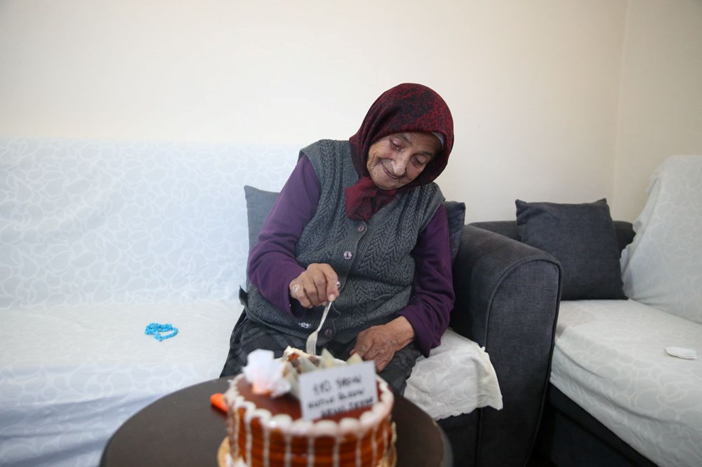 110 yaşındaki Selvi nine yıllara meydan okuyor: Her gün yediği 1 besin var - 1