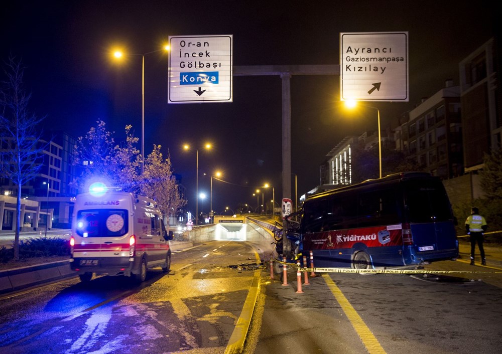 Ankara'da dolmuş yön levhası direğine çarptı: 1 ölü, 1 yaralı - 3
