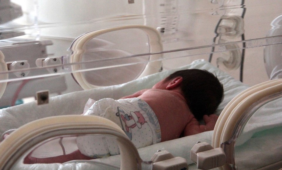 Doktor, ambulansta doğan bebeği göğsüne bastırarak hayata bağladı - 2
