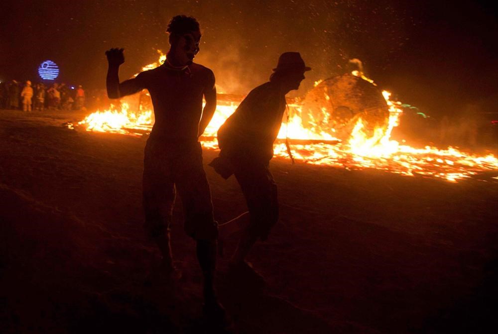 Сон горит человек. Burning man 2011. Burning man фестиваль.
