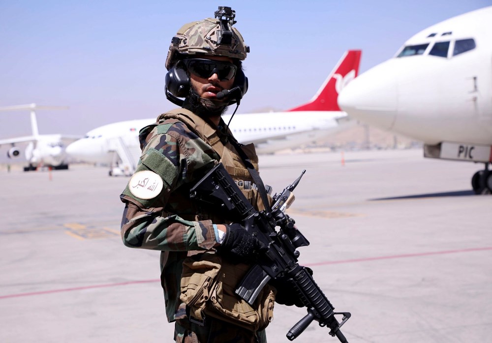 Afganistan'da bin kişinin mahsur kaldığı öne sürüldü: Bekleyen uçaklar uydudan görüntülendi - 1