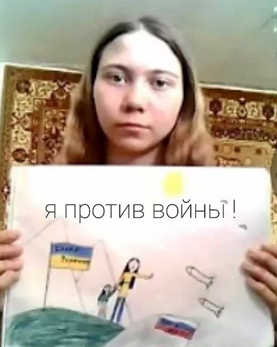 Rusya'da savaş karşıtı resim yapan kızın babası yakalandı - 2