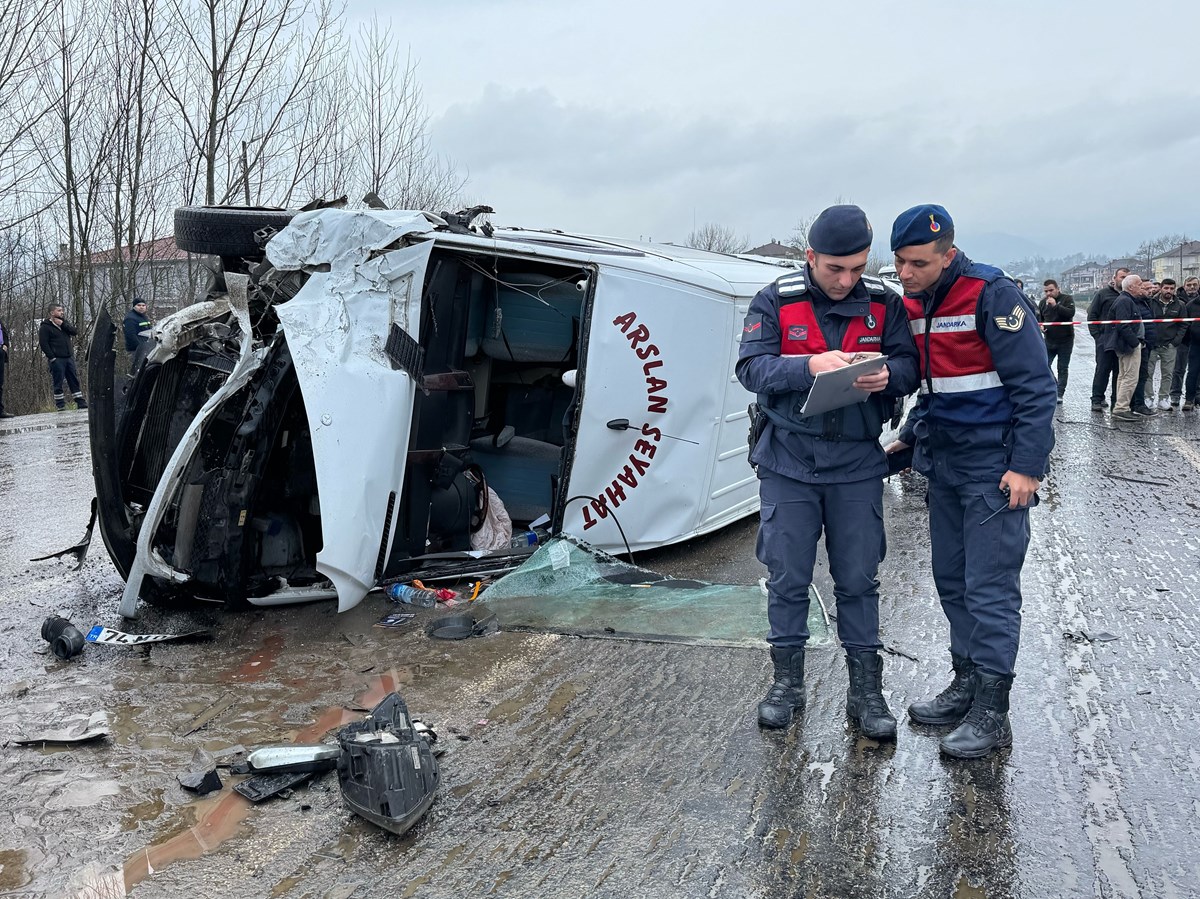 Bartın'da iki işçi servisi çarpıştı: 1 ölü, 27 yaralı