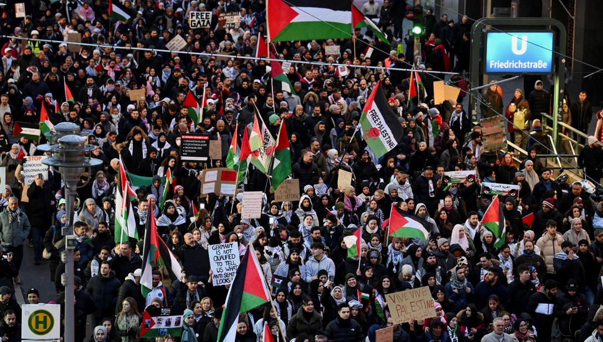 Almanya'da İsrail'in Gazze'ye yönelik saldırıları protesto edildi