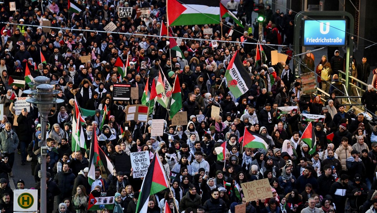 Almanya'da İsrail'in Gazze'ye yönelik saldırıları protesto edildi Almanya'da İsrail'in Gazze'ye yönelik saldırıları protesto edildi