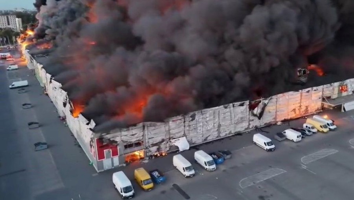 Varşova'da AVM yandı: Bin 348 dükkan küle döndü