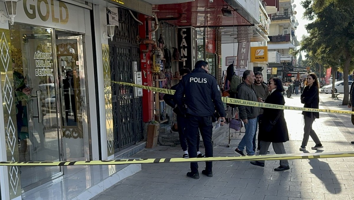 Silahlı kuyumcu soygunu: 5 kişiyi öldürmekle tehdit edip altınları alıp kaçtılar