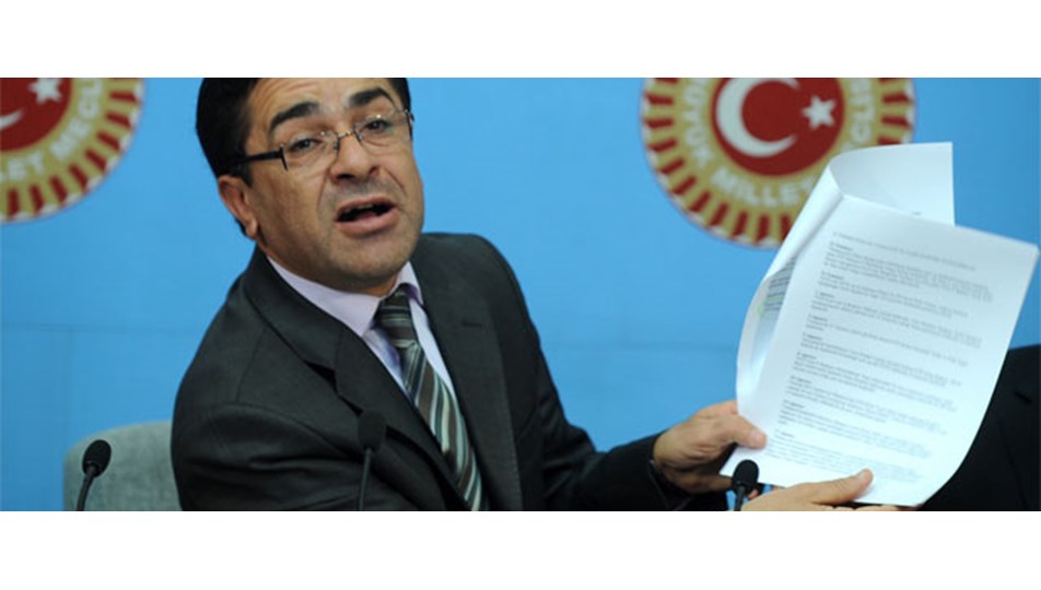 Vekille görüntülenen sekreter işe geri döndü