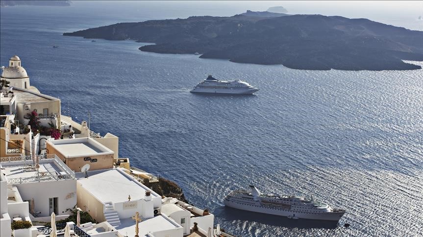 Santorini Adası çevresindeki sarsıntılar sürüyor