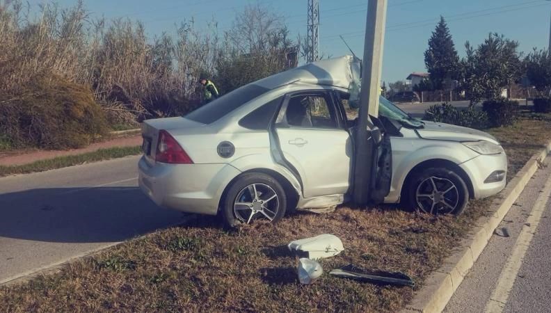 Aydınlatma direğine çarpan aracın sürücüsü yaralandı