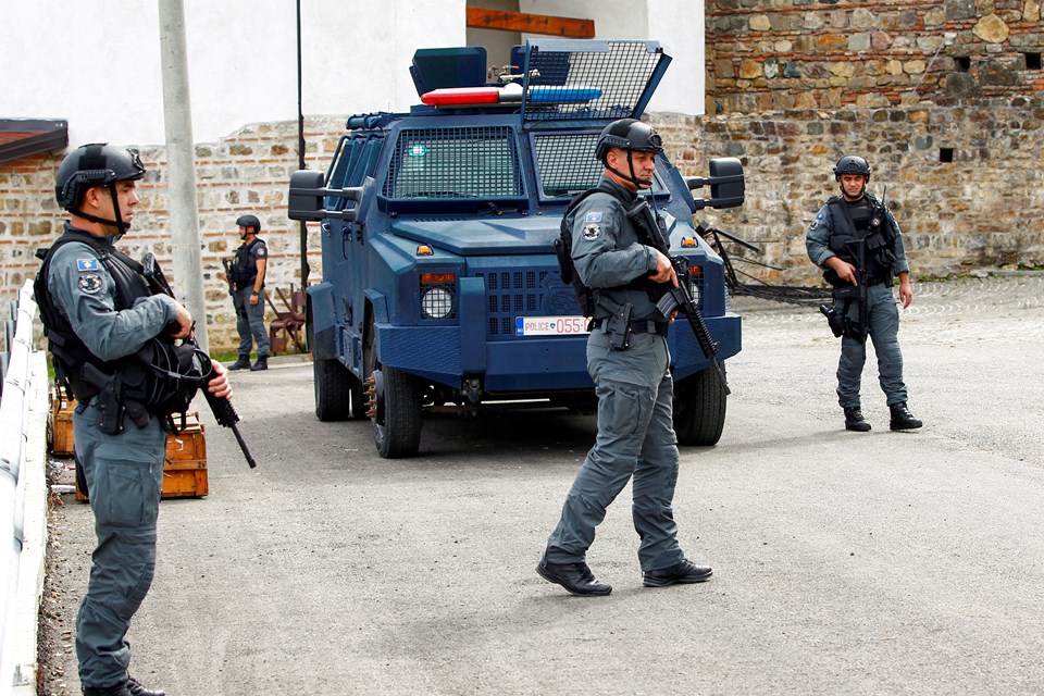 Kosovalı polisin ölümüyle sonuçlanan olayları üstlenen Radoicic, Sırbistan'da gözaltına alındı - 1