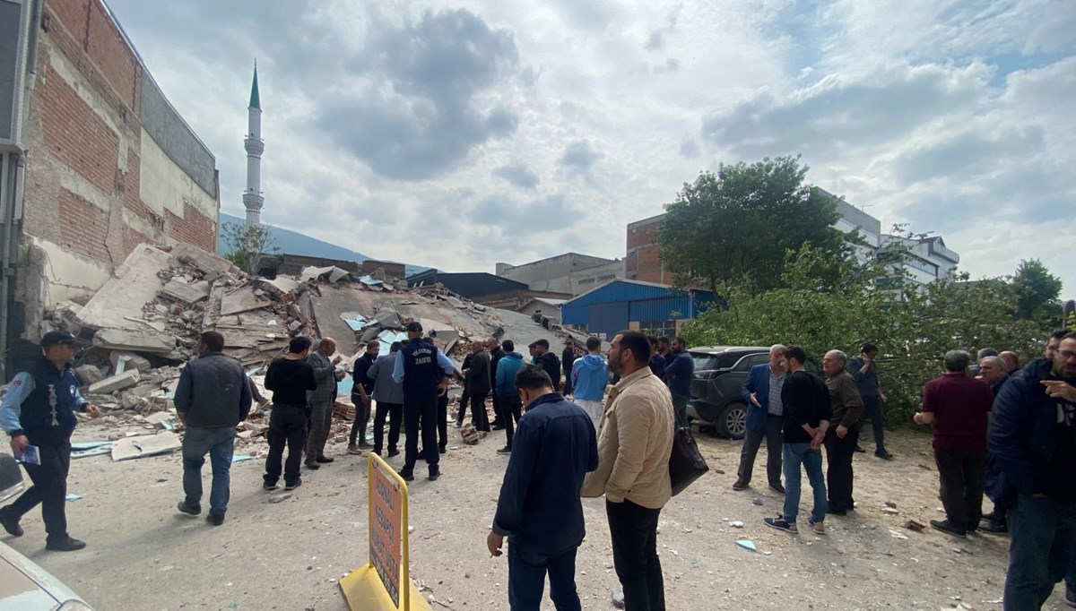 Bursa'da 4 katlı metruk bina çöktü Bursa'da 4 katlı metruk bina çöktü