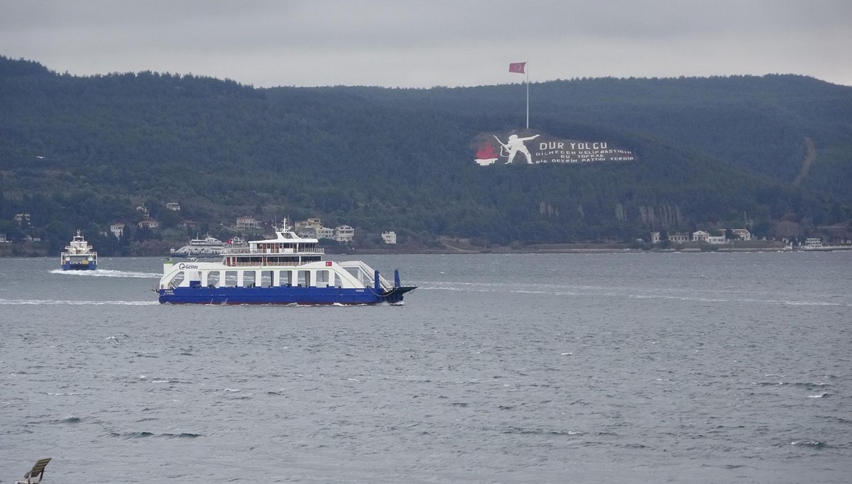 Çanakkale'de feribot seferlerine fırtına engeli Çanakkale'de feribot seferlerine fırtına engeli