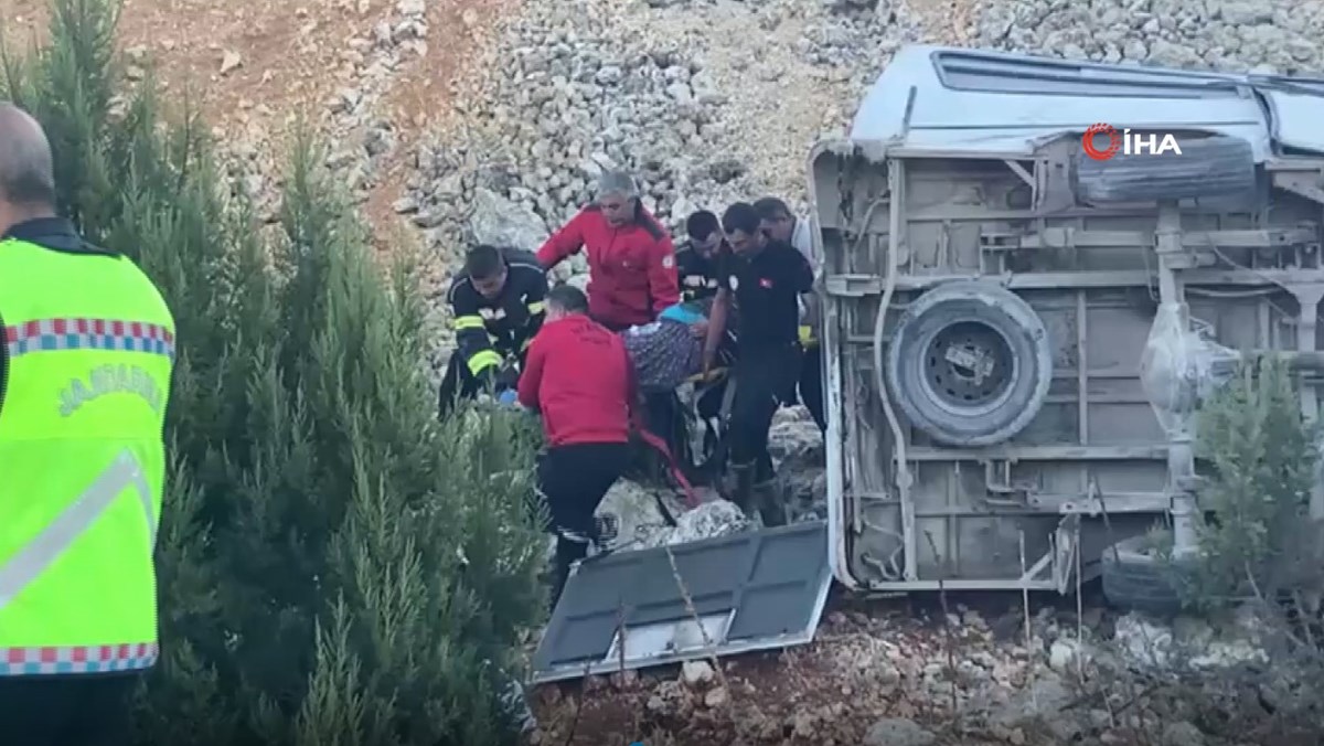 Olay yerine sevk edilen ekipler, minibüste sıkışanları çıkardı.