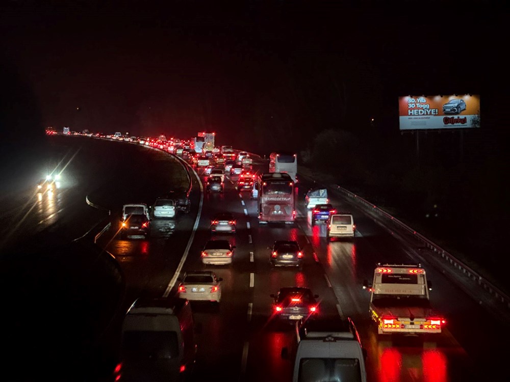 Bayram Seyahati Zirvesi: Otoyollarda Trafik Kilitlendi 81 porX1wApuUepajM3TTnpTw