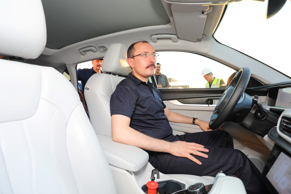 Ticaret Bakanı Mehmet Muş, Gemlik tesisine gerçekleştirdiği ziyarette, Togg ile test sürüşü yaptı.