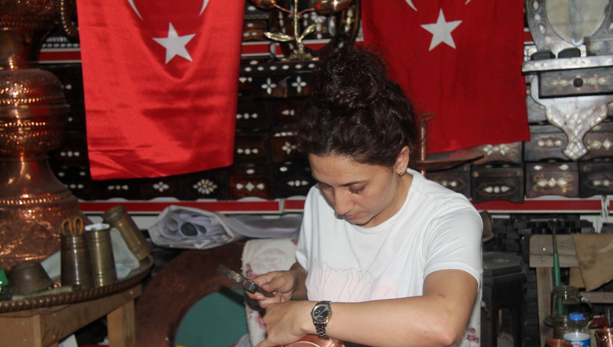 Erkek işi diyenlere inat bakır işleme ustası oldular