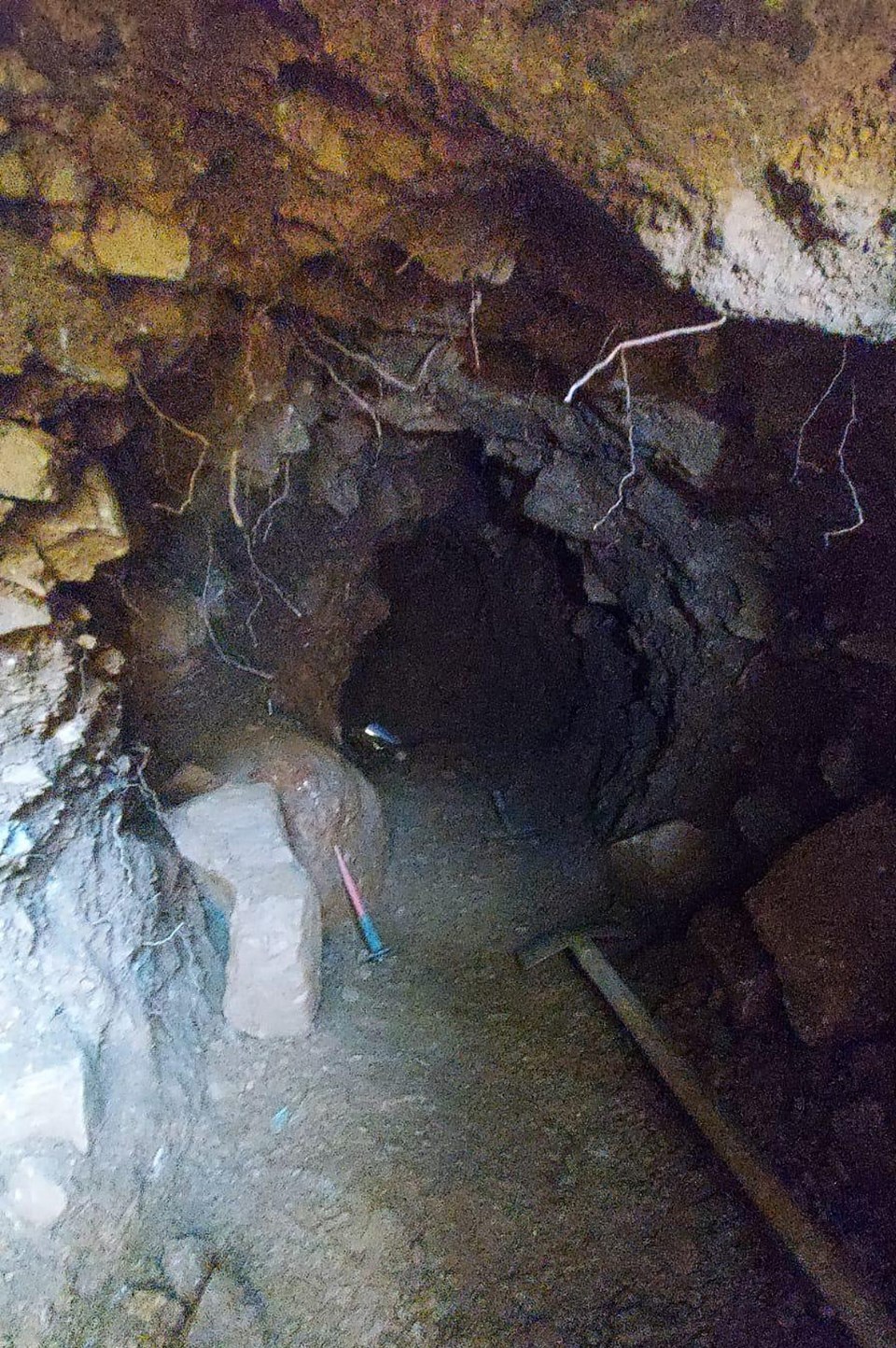 Kaçak kazı yaptıkları 15 metrelik tünelde suçüstü yakalandılar - 1