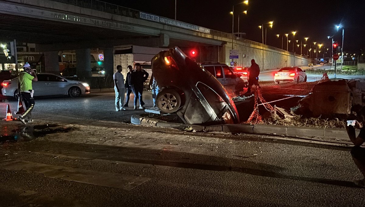Sivas'ta hafif ticari araçla otomobil çarpıştı: 5 yaralı Sivas'ta hafif ticari araçla otomobil çarpıştı: 5 yaralı