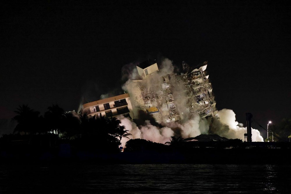 The rest of the collapsed building in Miami was destroyed - 1